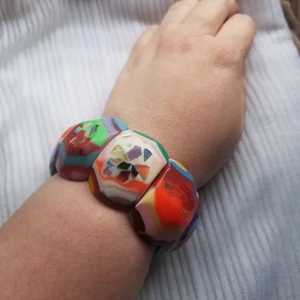 Bracelet de marque personnalisé de qualité supérieure fabriqué à la main en résine de couleur personnalisée bijoux de mode pour les femmes de l'Inde. - Product Image 4