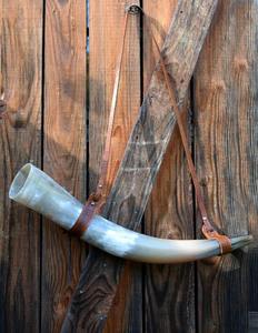 Corne Viking polie avec bandoulière en cuir gaufré marron. par crescent crafts - Product Image 2