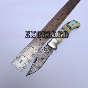 Cuchillo plegable de Damasco hecho a mano personalizado, cuchillo de bolsillo de supervivencia al aire libre multifuncional con mango de resina - Product Image 5
