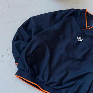 Sudadera con Capucha Impermeable Azul Marino, Estilo Deportivo con Cuello en V, Detalles Naranjas y Puños a Rayas - Product Image 3