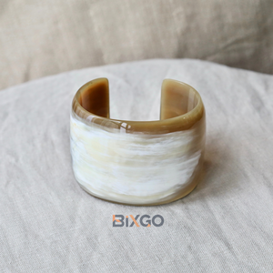 Brazalete cuadrado de 4.5 cm, semilacado, de cuerno de búfalo negro natural, hecho a mano en Vietnam - Product Image 2