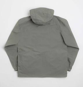 Chaqueta cortavientos de nailon personalizada al por mayor para hombre con logotipo transpirable cremallera completa con capucha estilo deportivo largo grosor fino - Product Image 2