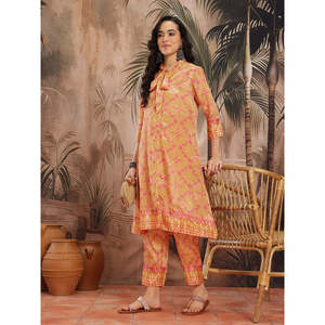 ชุดคุร์ตะผ้าชีฟองพิมพ์ลายดอกไม้สีเหลืองสำหรับผู้หญิง พร้อมปกผูกโบว์และกางเกงปาลาซโซ่สามส่วน สำหรับฤดูใบไม้ผลิ/ฤดูร้อน - Product Image 2