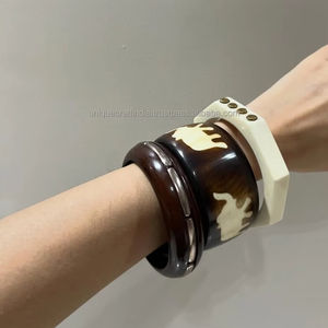 Bracelets en résine à finition lisse pour femmes OEM/ODM, bracelet en acrylique durable, design simple et élégant pour la vente en gros et au détail - Product Image 1