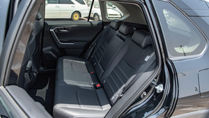 Toyota RAV4 SUV d'occasion 2024, phares LED noirs, transmission automatique, pneus R19, sièges en cuir - Product Image 2