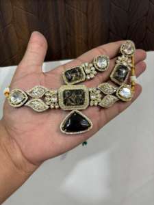 Vente en gros de l'ensemble de bijoux Kundan en argent et laiton pour dames pour les mariages et les fêtes à des prix abordables - Product Image 4