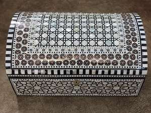 Boîte à bijoux de luxe moderne en bois fait main avec incrustation de nacre à motif floral, forme personnalisable, pour ranger les bagues - Product Image 4