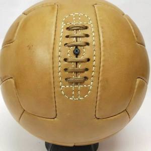 Ballon de football classique au design vintage en cuir véritable adapté aux cadeaux et aux promotions - Product Image 4