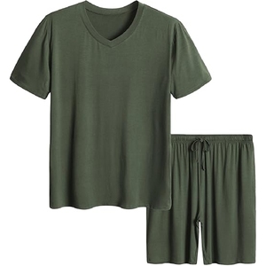 Conjunto de 2 Piezas para Hombre en Verde Oliva, Camiseta con Cuello en V y Pantalones Cortos con Cordón Ajustable - Product Image 1