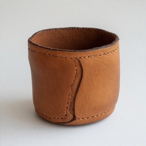 Maceta de cuero en tonos tierra en miniatura diseñada para una exhibición de vegetación de mesa refinada en espacios urbanos modernos mínimos - Product Image 4