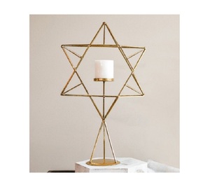 เชิงเทียนโลหะสีทองเคลือบเงาสำหรับตกแต่งบ้านในห้องนั่งเล่น - Product Image 1