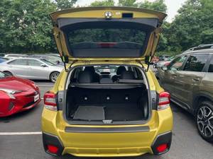 Nuevo Subaru Crosstrek SUV Premium AWD Automático 2024 Amarillo con Volante a la Izquierda, Asientos de Cuero Oscuro, Techo Solar y Sistema de Navegación - Product Image 2