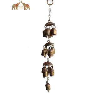 Carillon à vent antique à 13 cloches en fer et acier recyclés, design Art Déco moderne pour décoration extérieure de patio et mobiles harmonieux - Product Image 1