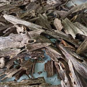 Les copeaux de bois de oud sont utilisés comme encens qui peuvent vous aider à faire de la méditation, du yoga ou de la relaxation - Product Image 1