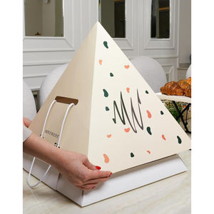 Caja Piramidal Dorada Personalizada para Alimentos con Compartimento para Vaso de Salsa, Empaque Piramidal para Catering, Pan, Pasteles, Postres y Tablas de Picar - Product Image 1