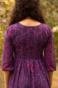 Robe bohème Esme en pur coton, imprimée à la main, violet et bleu, vacances d'été, mode éthique - Product Image 3