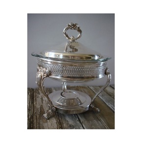 Elegante plato de frotamiento de acero inoxidable con asas fuertes para transportar alimentos fácilmente desde la cocina hasta la mesa de servicio - Product Image 4