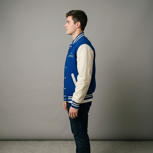 Veste de baseball premium bleu roi en laine avec manches en cuir, col et poignets en tricot côtelé, fermeture à boutons-pression, logo personnalisé, streetwear pour homme - Product Image 3
