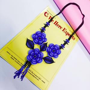 Collier pendentif en résine tendance d'excellente qualité avec chaîne réglable Bijoux de mode uniques pour femmes disponibles au meilleur prix - Product Image 2