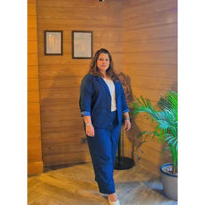 ชุดเสื้อเบลเซอร์สีน้ำเงินรอยัล พร้อมเสื้อครอปประดับกระดุม ประกอบด้วย 3 ชิ้น - Product Image 4