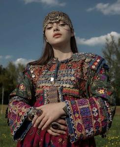 Ventes en gros de robes afghanes Kuchi de haute qualité 100% traditionnelles, robes afghanes Kuchi en vrac, couleurs contrastées tendance - Product Image 3