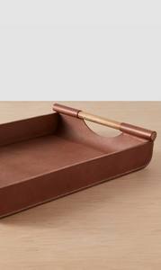 Plateau de service rectangulaire en similicuir marron de luxe avec poignées en bois, plateau ottoman décoratif pour table basse et décoration intérieure - Product Image 4