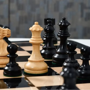 Ensemble de pièces d'échecs Smokey Staunton artisanales en bois de buis ébénisé, bois de buis naturel, roi de 3,8 cm à prix avantageux - Product Image 1