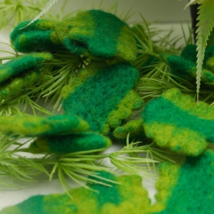 Créations festives d'arbre de Noël en feutre: délices fabriqués pour la décoration intérieure et les objets de collection ludiques - Product Image 3