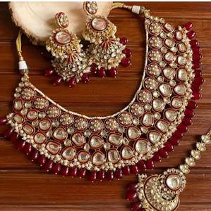 Exquisito conjunto de joyería nupcial Kundan Meenakari, pendientes a juego y incrustaciones de esmalte colorido Maang Tikka para bodas y eventos festivos - Product Image 4