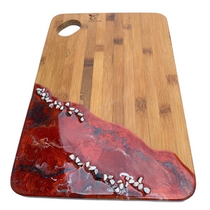 Tabla de cortar rectangular de resina de bambú Charmwood con diseño de epoxi rojo, con asa, no tóxica, fácil de limpiar, duradera, hecha en Vietnam. - Product Image 3