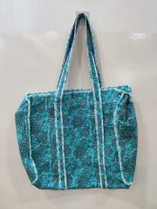 Sac fourre-tout traditionnel indien fait à la main avec des imprimés à la main, sac de shopping à bandoulière avec des poches, grand sac fourre-tout matelassé avec fermeture éclair - Product Image 3