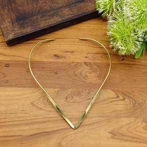 Collier ras du cou bohème en laiton uni en forme de V doré, collier ajustable pour bijoux de festival. - Product Image 3