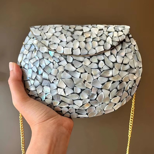 Pochette en mosaïque de nacre blanche fabriquée à la main avec chaîne en or sac à main élégant de créateur pour les fêtes de mariage - Product Image 1