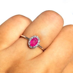 Anillo Halo Rubí Intenso con Acento de Topacio Blanco, Estilo Minimalista con Engaste de Garras para Mujer, Plata de Ley 925, Piedra de Nacimiento de Julio, Brillo Intenso - Product Image 1