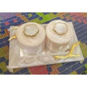 Tarro de fruta seca de resina elegante con un diseño contemporáneo y perfecto para almacenar una variedad de frutas secas en la decoración de su cocina - Product Image 2