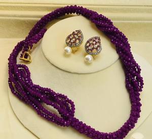 Conjunto de Joyería de Lujo con Collar de Cuentas de Cristal de Amatista Morada de Varias Capas y Aretes con Diseño Floral de Lágrima Chapados en Oro - Product Image 3