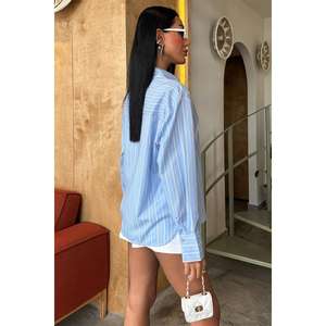 Camisa Holgada de Popelina con Adornos de Pedrería en la Parte Delantera, Estilo 3468-08 - Product Image 1