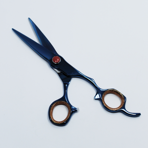 Couleur titane de ciseaux de coiffeur en métal à haute teneur en carbone de style professionnel pour la beauté et les soins personnels - Product Image 1