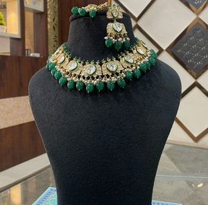 Conjunto de Gargantilla con Piedras Kundan Chapadas en Oro de Primera Calidad con Aspecto Tradicional y Pendientes para Bodas, Colección para Mujer - Product Image 1