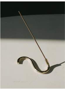 Porte-encens en laiton artisanal, forme organique, support pour bâtonnets d'agarbatti avec base en forme de cône de montagne, brûleur d'encens d'autel, décoration d'intérieur - Product Image 3