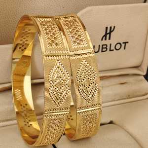 Elegantes brazaletes tradicionales chapados en oro para mujer, joyería ligera de uso diario con detalles intrincados y ajuste cómodo - Product Image 3