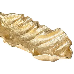 Le plateau en aluminium House of Hampton ou Dmitrijs Marren Leaf Serving Tray est représenté dans le plateau en forme de feuille d'or - Product Image 6