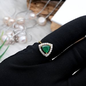 Royal Trillion Emerald 14K Gold Ring Features Rare Green Gemstone Handcrafted In Sleek Band Perfect For Modern Luxury Style - Product Image 3