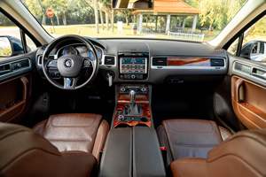 Volkswagen Touareg TDI L U X d'occasion de 2011, sans réserve, <span class=keywords><strong>1</strong></span> propriétaire, Turbodiesel, transmission intégrale, bleu <span class=keywords><strong>nuit</strong></span> métallisé, non modifié - Product Image 4