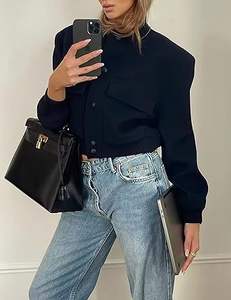 Chaqueta Bomber recortada con botones para mujer de estilo clásico con logotipo frontal Prendas de abrigo de primavera para mujer conscientes de la moda - Product Image 3