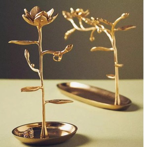 Soporte de joyería de diseño rosa para pendientes, collares, anillos, organizador floral elegante para tocador y decoración de regalo - Product Image 4