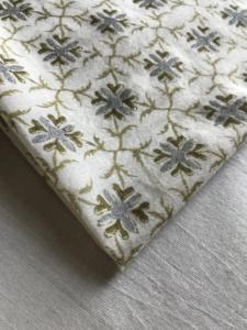 Tissu en coton imprimé à la main, vert olive, motif géométrique en treillis avec des motifs floraux gris - Product Image 3