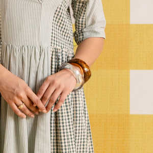 Bracelet manchette épais en résine marron polie, fait main, motif ange, bijou de poignet tendance pour femme - Product Image 3