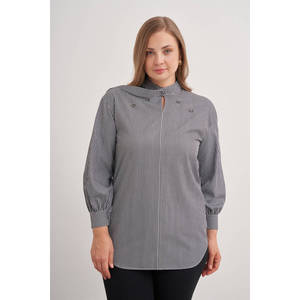 Blusa Elegante de Popelina con Estampado de Leopardo y Cuello Bordado - Product Image 1