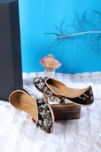 Zapatos Accesorios Mejor Calidad Tamaños personalizables y con cuentas Jutti Moda étnica personalizada disponible para la venta de la India - Product Image 4